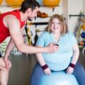 Czym dokładnie jest rehabilitacja stacjonarna i kiedy się ją stosuje?