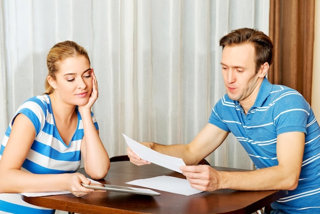 Ile kosztuje tłumaczenie przysięgłe dyplomu i od czego zależy cena?