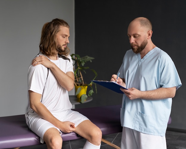 Jak dostać skierowanie na rehabilitację do Konstancina?