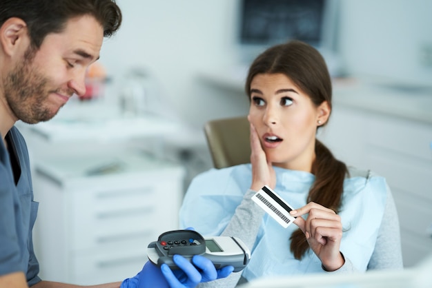 Czy usunięcie zęba jest refundowane przez NFZ?