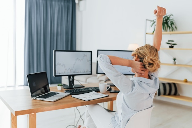 Czym zajmuje się ergonomia pracy i dlaczego ma znaczenie w codziennych obowiązkach?