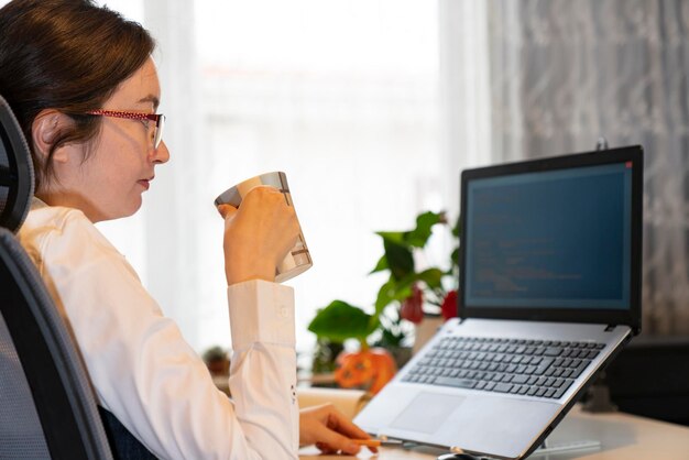 Jak powinno wyglądać stanowisko pracy przy komputerze?