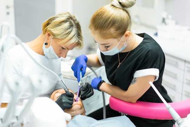 Stomatologia co na NFZ obejmuje w gabinetach dentystycznych?